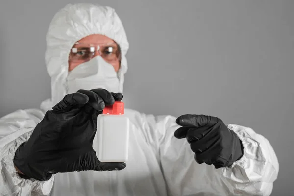 Cientista Médico Policial Vestindo Roupas Protetoras Tem Tubo Plástico Sua — Fotografia de Stock