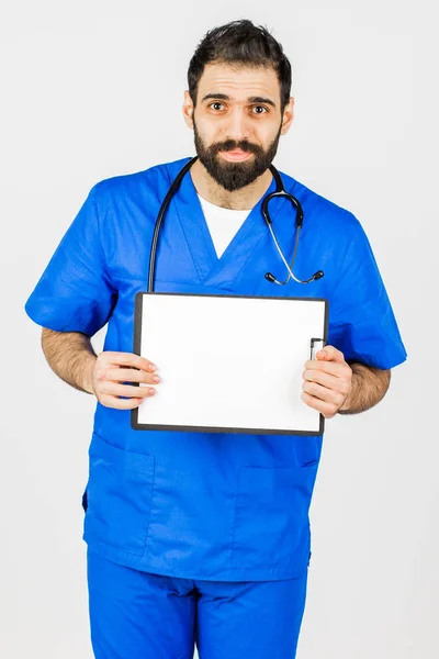 Arzt Blauer Robe Mit Stethoskop Das Auf Klemmbrett Auf Weißem — Stockfoto