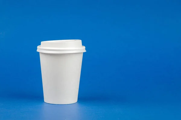 Papier Kaffeebehälter Mit Weißem Deckel Auf Blauem Hintergrund Getränkebehälter Zum — Stockfoto