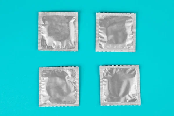 蓝色背景的避孕套 安全性行为的概念 — 图库照片