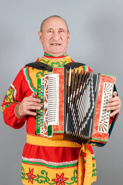 Porträt Eines Mannes Tracht Großvater Spielt Ziehharmonika Auf Grauem Hintergrund — Stockfoto