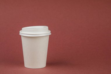 Beyaz kapaklı kağıt kahve kabı. Paket içecek kabı. Tasarımınız için İçecek Kupası şablonu.
