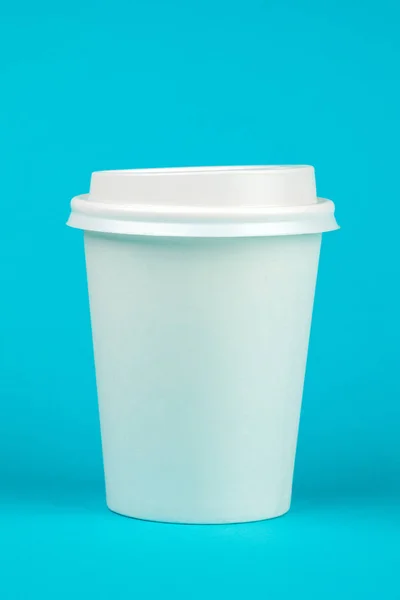 Papier Kaffeebehälter Mit Weißem Deckel Auf Blauem Hintergrund Getränkebehälter Zum — Stockfoto