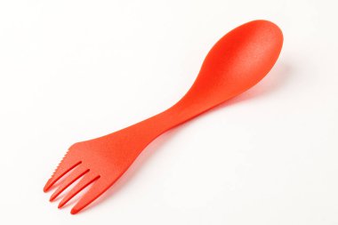 Beyaz arka plan üzerinde kırmızı, hafif, plastik seyahat kaşık çatal