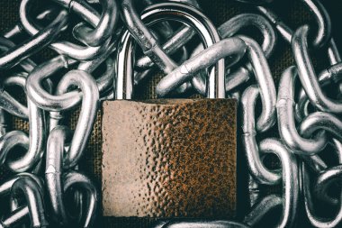 Kilit ve zincir. İşlenmiş görüntü. Koruma konsepti