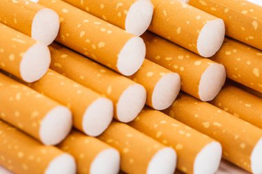 Sigara paketi closeup beyaz arka plan üzerinde içinde. Tütün. Kötü alışkanlık.