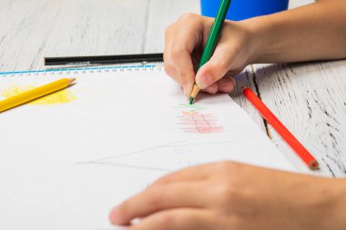 Çizim çocuklar ve ahşap zemin üzerine çizmek için kalem bir sürü