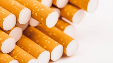 Sigara paketi closeup beyaz arka plan üzerinde içinde. Tütün. Kötü alışkanlık.