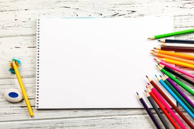 Sanat albüm ve eski ahşap kurullarında renkli kalemler