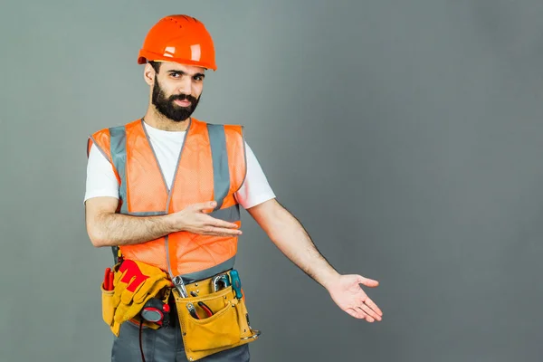 Man Builder Med Skägg Stående Grå Bakgrund Kopiera Utrymme — Stockfoto