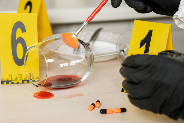 Следы, найденные на бокале вина на месте преступления. Был найден с порошком и щеткой
