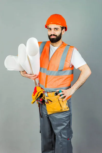 Builder Lub Pracownika Kask Ochronny Rysunkami Jego Ręce Białym Tle — Zdjęcie stockowe