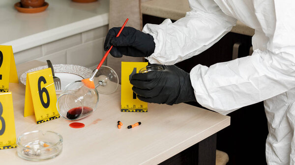 Следы, найденные на бокале вина на месте преступления. Был найден с порошком и щеткой
