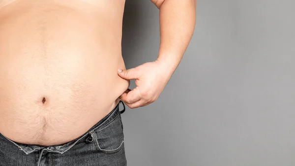 Толстяк Проверяя Свой Вес Сером Фоне — стоковое фото