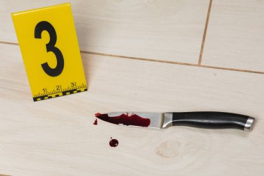 Crime scene Investigation. Kanlı bıçak. Cinayet kanıtı.