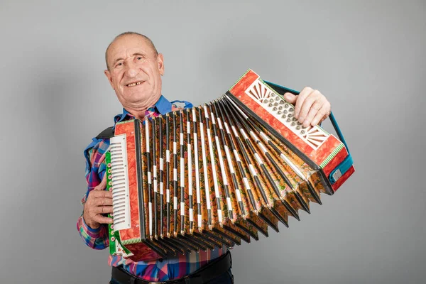 Porträt Eines Mannes Großvater Spielt Ziehharmonika Auf Grauem Hintergrund — Stockfoto