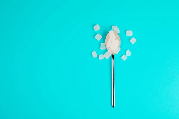 Suiker Vervang Pillen Een Lepel Een Blauwe Achtergrond — Stockfoto