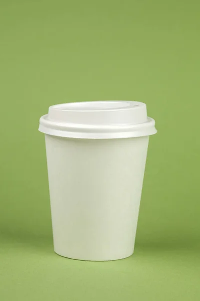 Papier Kaffeebehälter Mit Weißem Deckel Auf Grünem Hintergrund Getränkebehälter Zum — Stockfoto