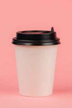 Siyah kapaklı kağıt kahve kabı. Paket içecek kabı. Tasarımınız için İçecek Kupası şablonu.