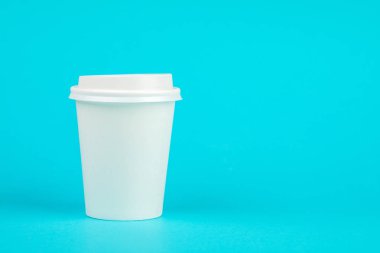 Kağıt kahve kap mavi zemin üzerine beyaz kapaklı. Take-away içecek kapsayıcı. İçki Kupası şablonu tasarımınız için.