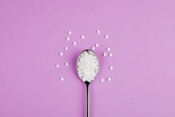 Comprimidos Substitutos Açúcar Com Uma Colher Fundo Roxo — Fotografia de Stock