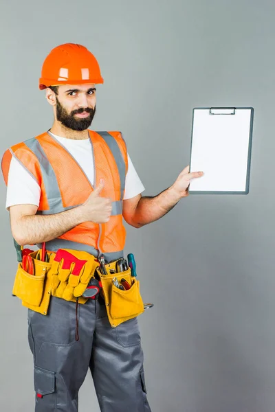 Een Bouwer Een Oranje Helm Een Grijze Achtergrond Tekent Iets — Stockfoto