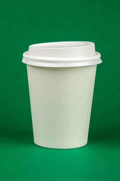 Papier Kaffeebehälter Mit Weißem Deckel Auf Grünem Hintergrund Getränkebehälter Zum — Stockfoto