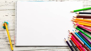 Sanat albüm ve eski ahşap kurullarında renkli kalemler