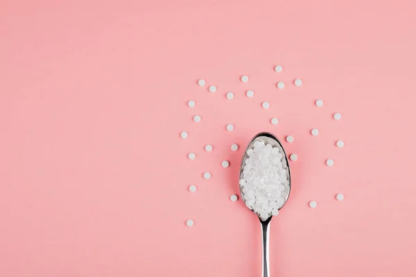 Comprimidos Substitutos Açúcar Com Uma Colher Sobre Fundo Rosa — Fotografia de Stock