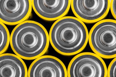 Beyaz arkaplanda AA alkali piller