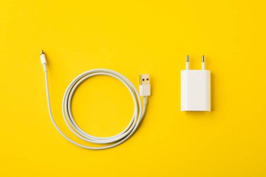 telefon sarı arka plan için beyaz kablo.