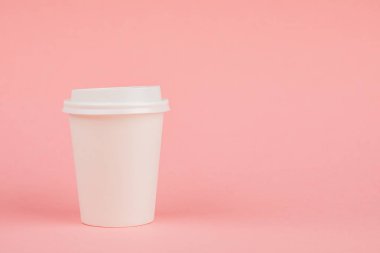 Beyaz kapaklı kağıt kahve kabı. Take-away içecek contai