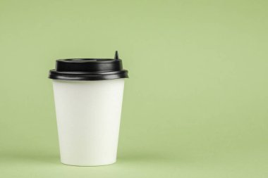 Siyah kapaklı kağıt kahve kabı. Take-away içecek contai