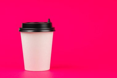 Siyah kapaklı kağıt kahve kabı. Take-away içecek contai