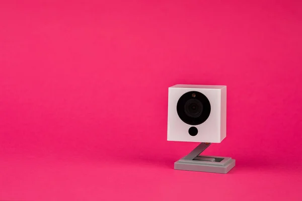 Hvitt nettkamera på rød bakgrunn, objekt, internett, teknologisvindler – stockfoto