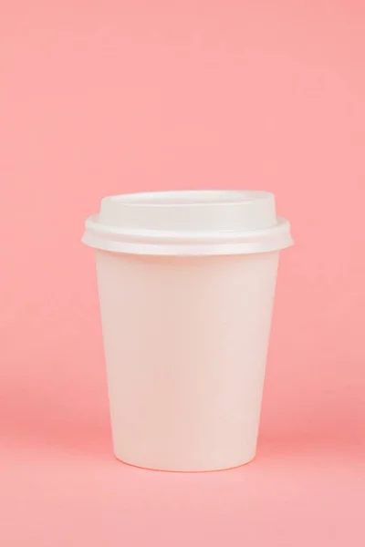 Papier-Kaffeebehälter mit weißem Deckel vorhanden. Getränke zum Mitnehmen — Stockfoto