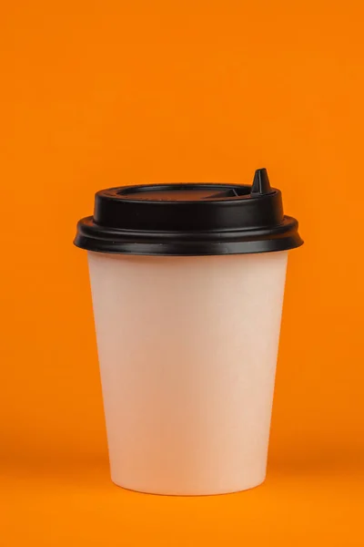 Papier-Kaffeebehälter mit schwarzem Deckel vorhanden. Getränke zum Mitnehmen — Stockfoto