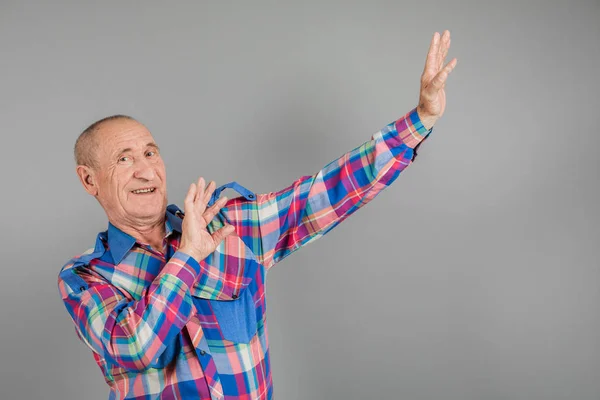 The elderly person point away. Serious Mature man pointing finge — Stock Photo, Image