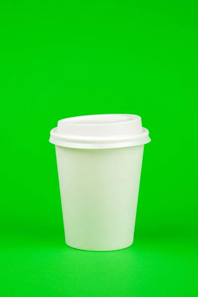 Papier-Kaffeebehälter mit weißem Deckel auf grünem Hintergrund. bever — Stockfoto