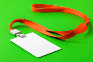 Yeşil arka plan üzerinde kırmızı çizgili boyunlu boş güvenlik etiketi.