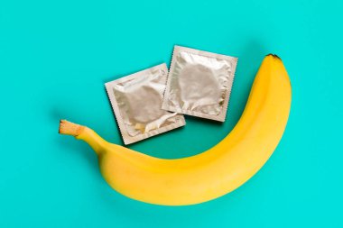 prezervatif ve muz, güvenli seks. Seks oyuncak. Kontraseptif. mavi b üzerinde