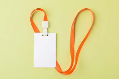 Kırmızı çizgili boyunlu boş güvenlik etiketi. Metin için yer, layou