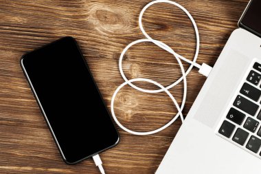 Usb kablosu telefonunuzu ve dizüstü bilgisayarınızı birbirine bağlar