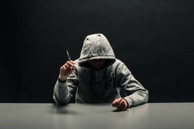 Elinde uyuşturucu olan şeffaf plastik zip lock çanta tutan adam. Kavram