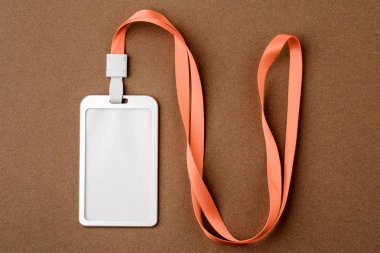 Kahverengi zemin üzerinde boş güvenlik etiket. Yer için metin, düzen.