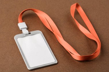 Kahverengi zemin üzerinde boş güvenlik etiket. Yer için metin, düzen.