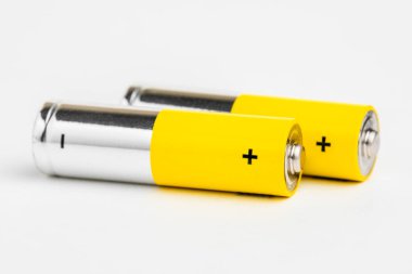 Beyaz arkaplanda AA alkali piller.