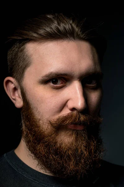 Портрет бородатого человека на черном фоне . — стоковое фото