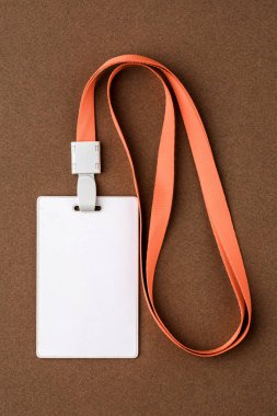 Kahverengi zemin üzerinde boş güvenlik etiket. Yer için metin, düzen.