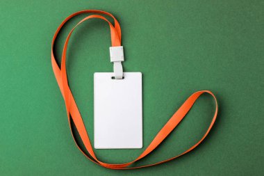 Yeşil arka plan üzerinde kırmızı çizgili boyunlu boş güvenlik etiketi.